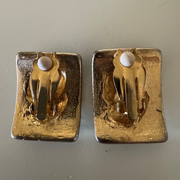 Vintage Gold Tone Leaf and Black Enamel Mid Century Vibe Clip On Earrings - Picture 6 of 9